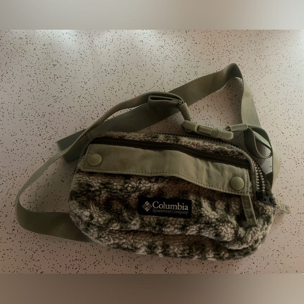 Columbia Helvetia Olive Sherpa Belt Bag like new condition